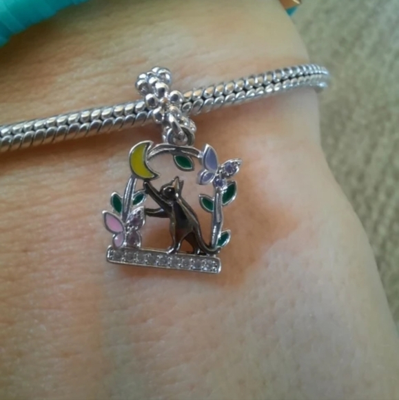 Cat in the garden charm - Picture 2 of 6